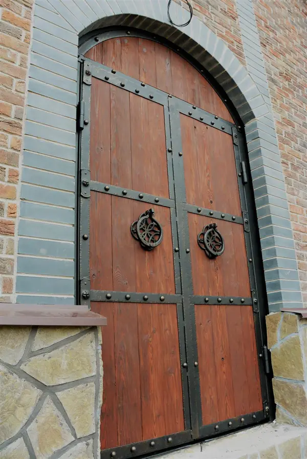 Гаражная дверь в романском стиле