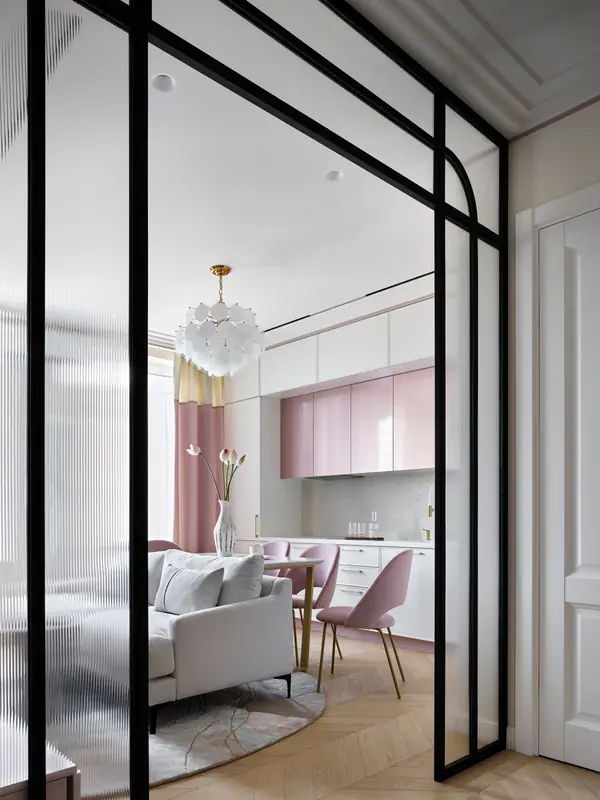 Нежная кухня-гостиная с розовой мебелью