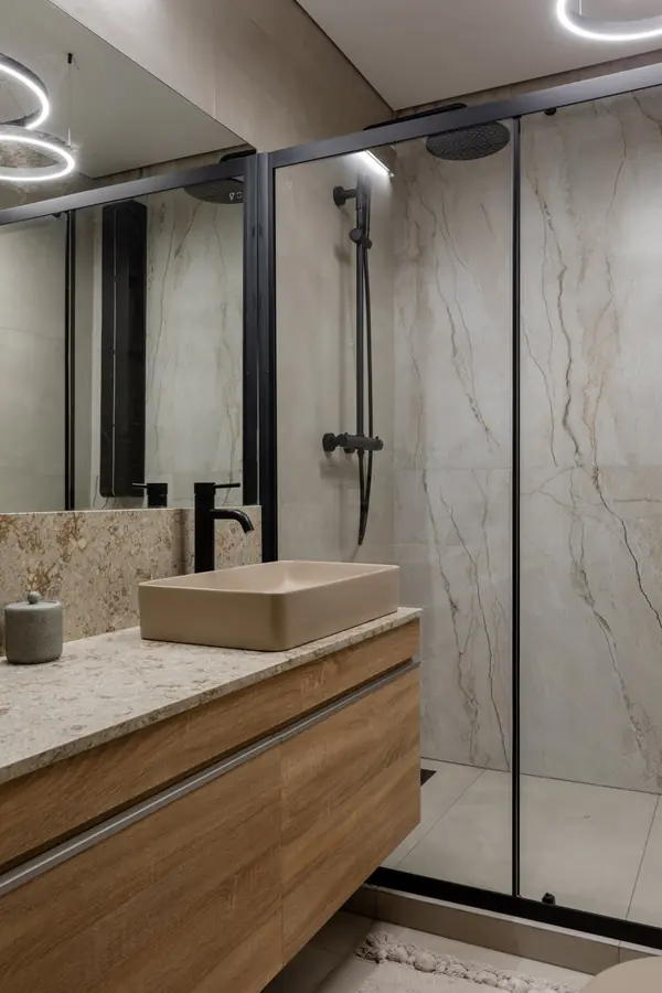 Фото. Теплый минимализм с мрамором и деревом, 62 кв.м.