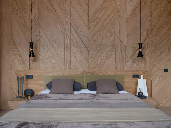 Монохром с деревянными акцентами в двухкомнатной квартире 60 м2