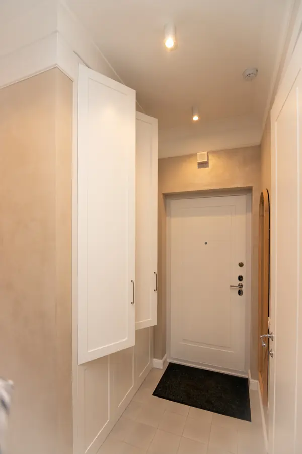 Шкафы в прихожую и спальню в неоклассическом стиле