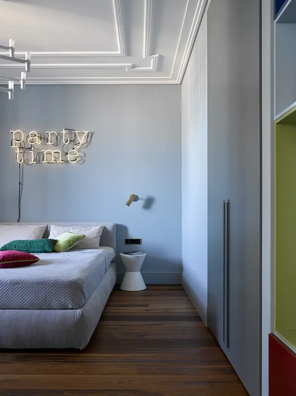 Современная московская квартира с предметами мебели mid-century