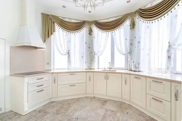 Светлая кухня с эркером