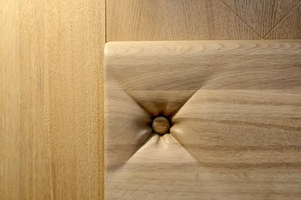 Кровать и панно из массива дуба