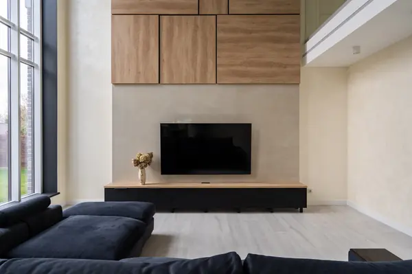 Черная тв тумба и настенные панели под дерево