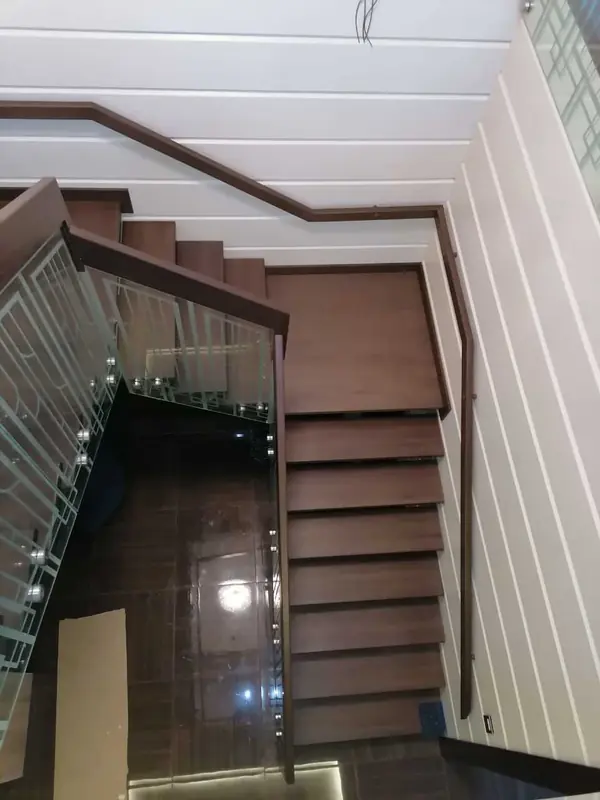 Лестница на металлокаркасе со перилами из стекла