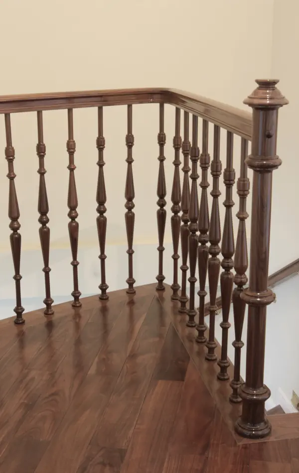 Деревянное ограждение в классическом стиле