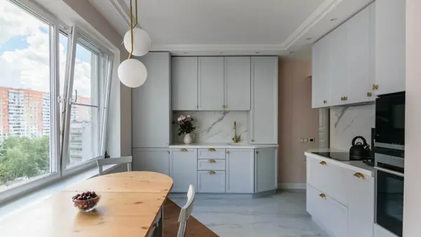 Голубой цвет в интерьере кухни: нежность и стиль