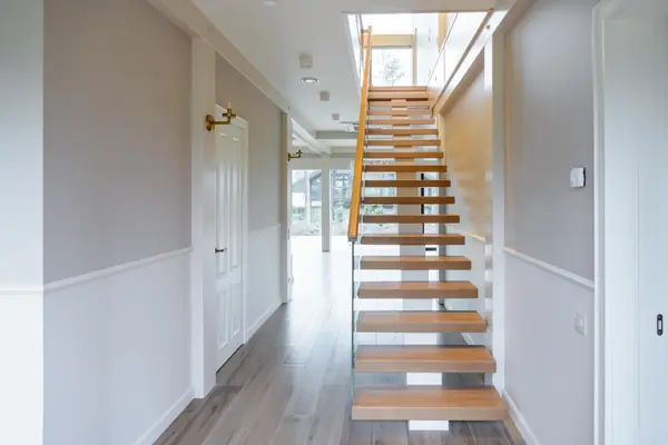 Парящая лестница на монокосоуре из массива дуба со стеклянным ограждением