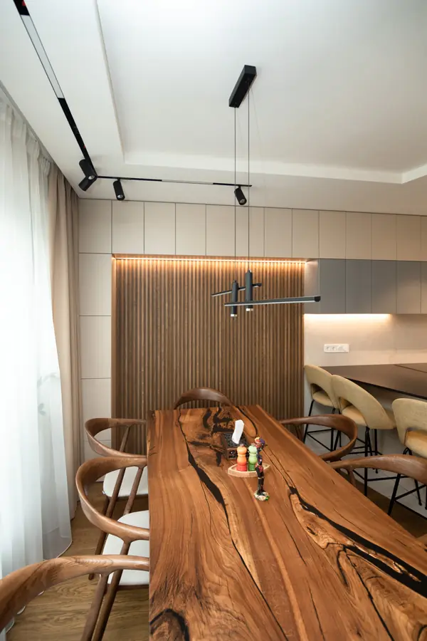 Современная кухня-гостиная с необычной барной стойкой и ТВ-зоной