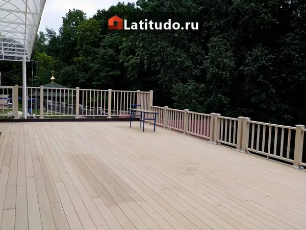 Большая терраса ДПК из светлой доски
