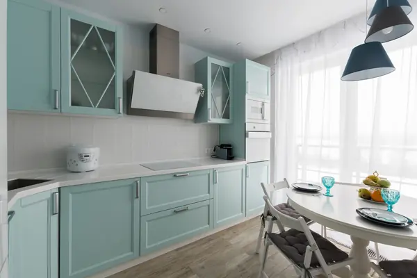 Мятная кухня с рамочными фасадами