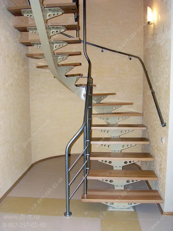 Лестница из букового пиломатериала, на металлическом монокосоуре.
