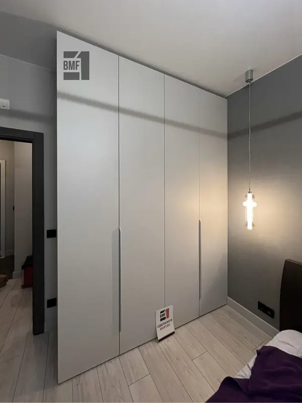 Прямой шкаф для спальни в стиле минимализм