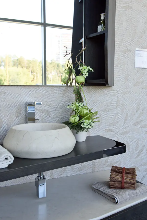 Ванная с раковиной из натурального камня