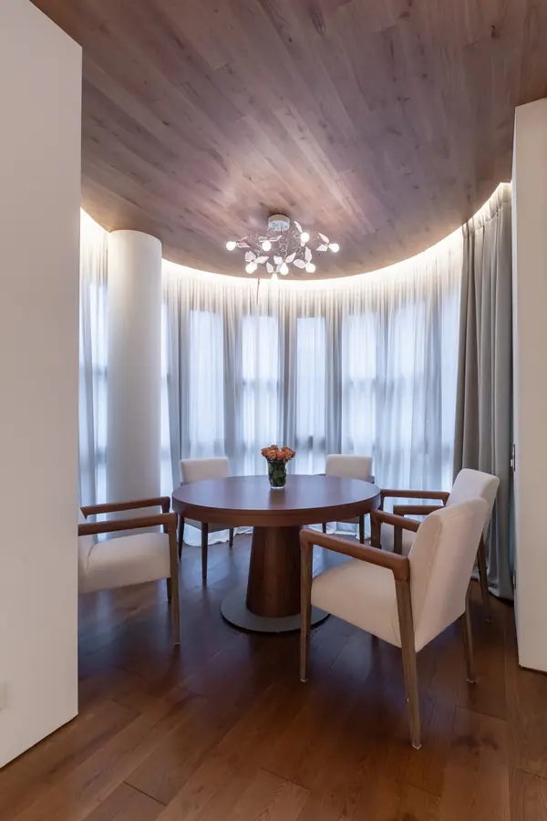 Мебельная группа в столовой производства BoConcept