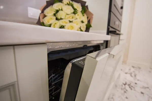 Минималистичная белая кухня с барной стойкой