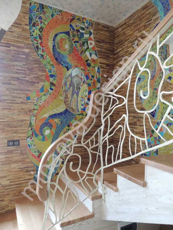 Ручная мозаика в стиле Гауди (25 кв.м), лестничный пролет