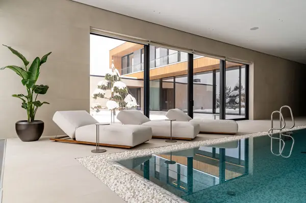 Двухэтажный загородный дом в современном стиле с глиняными акцентами