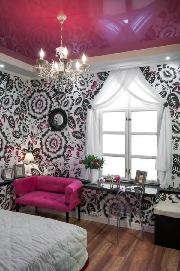 Русские росписи в чернобелом цвете на стенах