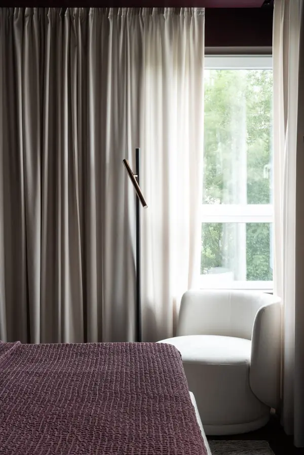 Кресло с торшером в спальне