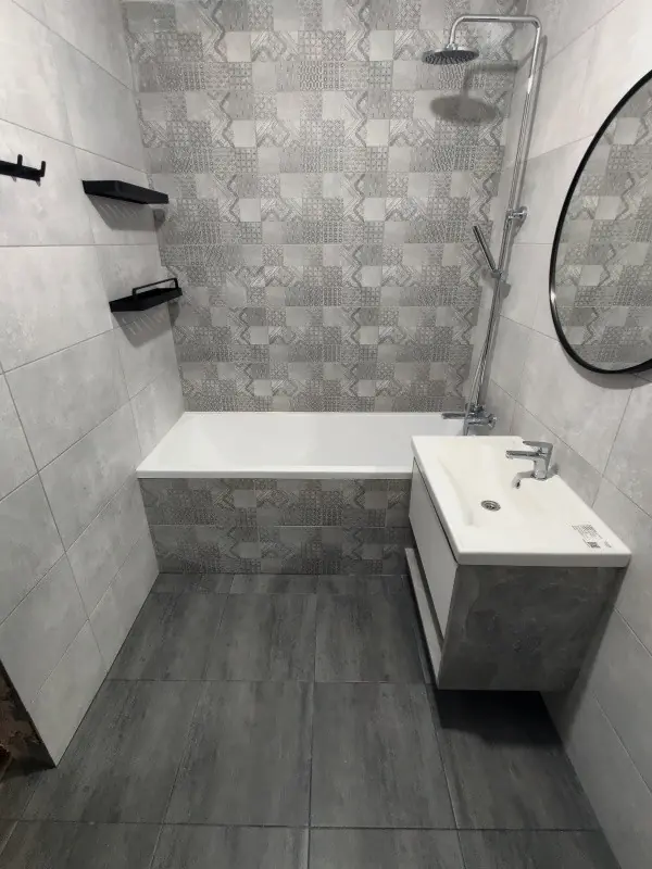 Комплексный ремонт ванной комнаты в серых тонах