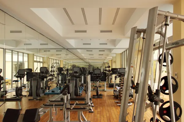 Тренажерный зал. Бассейн. Резиденция Монолит