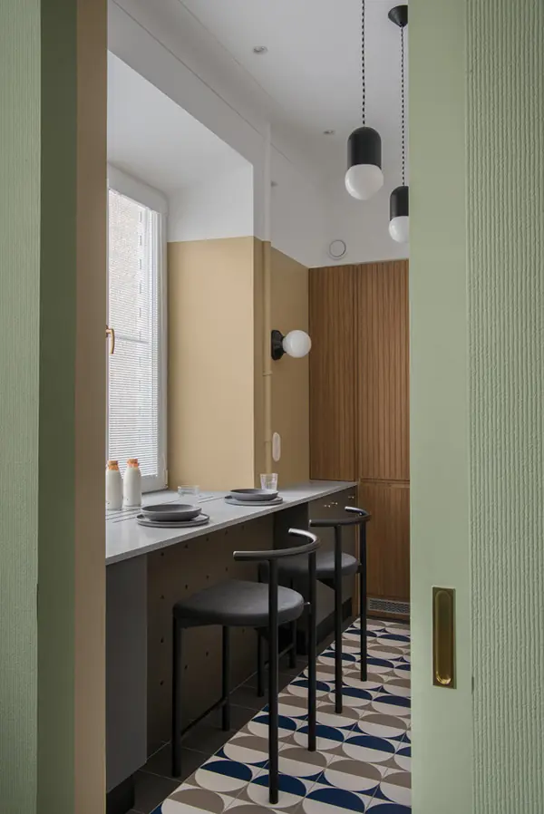 Бутылка кефира пол батона