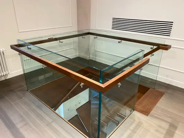 Лестница из стекла и дерева