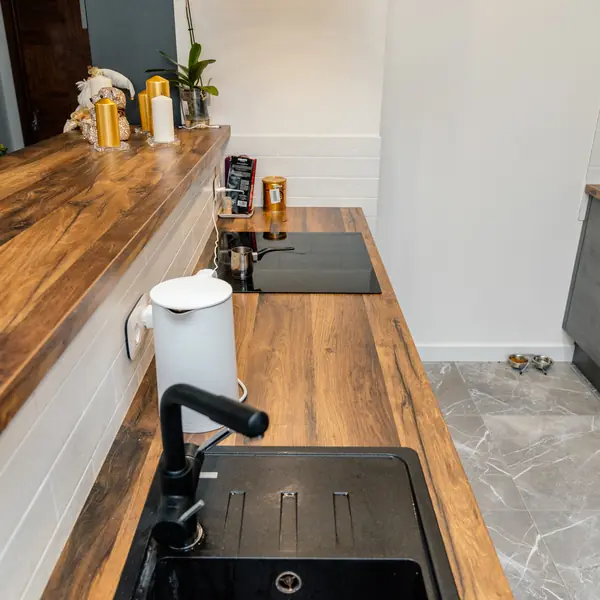 Кухня под бетон с оригинальной барной стойкой