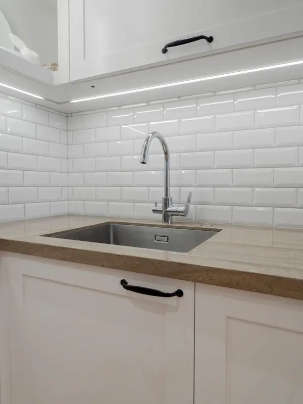 Стильная неоклассическая кухне в белом цвете