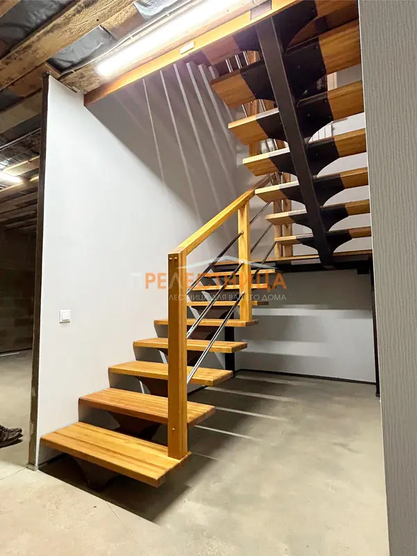 Лестница на центральном косоуре Ассоль-42