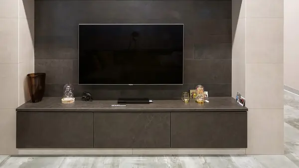 Кухня-гостиная из керамики, текстуры камень, цемент, металл