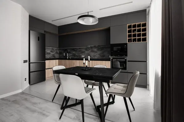 Большая угловая кухня в цвете графит с тонкой столешницей из компакт-плиты