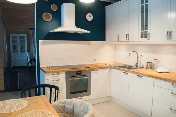 Дизайн интерьера кухни в деревянном доме