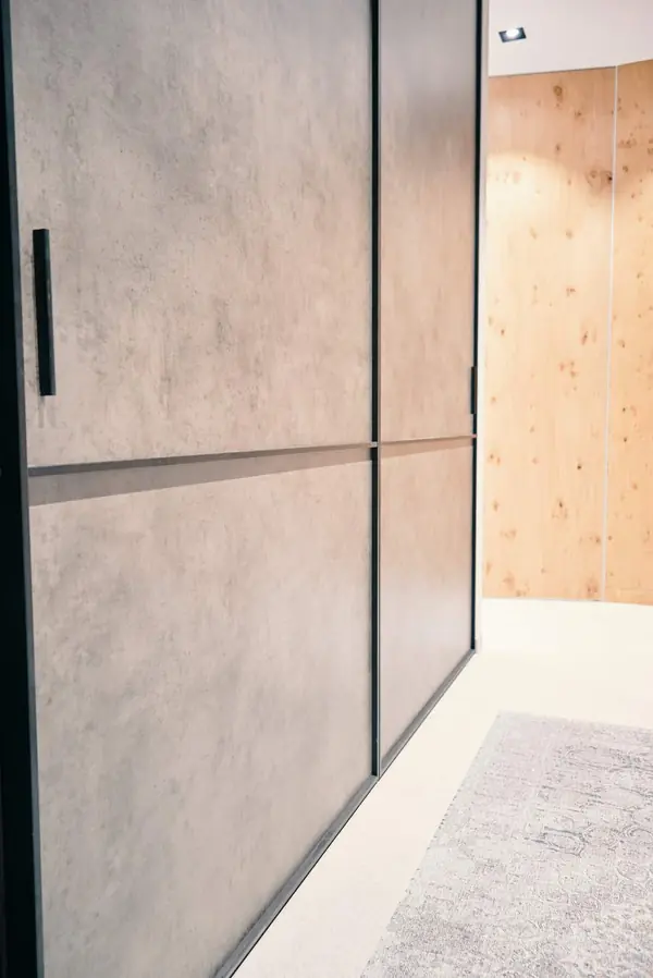 Шкаф-купе raumplus с серыми дверьми в черном профиле S1200