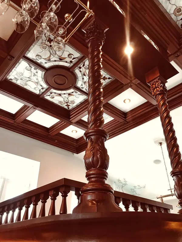 БАР И ЛЕСТНИЦА ИЗ МАССИВА