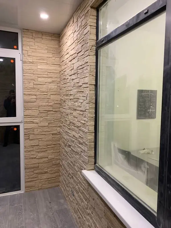 Отделка балкона декоративным камнем