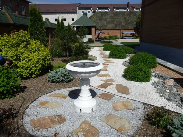 Дворик с поилкой для птиц