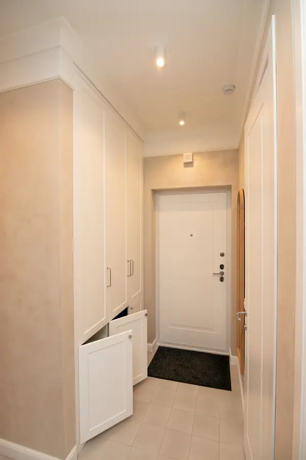 Шкафы в прихожую и спальню в неоклассическом стиле