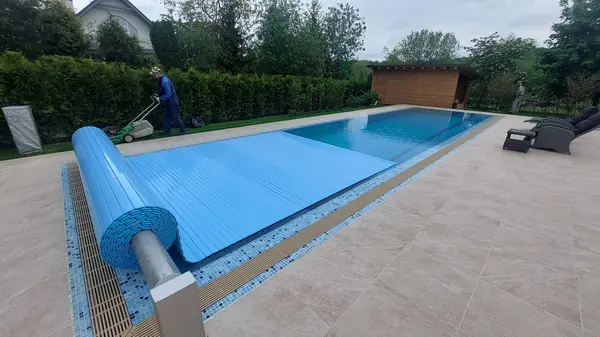 Уличный бассейн с покрывалом