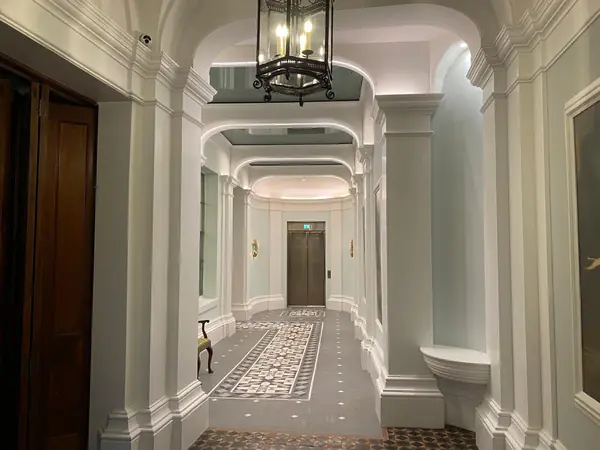 Элегантная парадная: сочетание матовой штукатурки, лепнины и плитки пэчворк