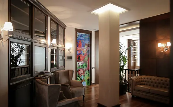 Маятниковые двери и перегородки из электрохромного (смарт) стекла