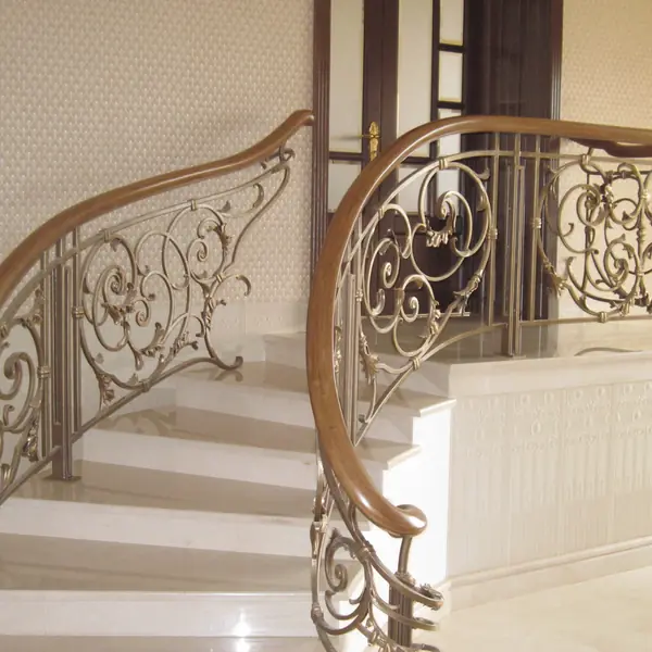 Деревянный гнутый поручень на кованые ограждения лестниц.