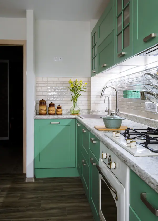 Зелёная кухня в неоклассическом стиле в Заречном