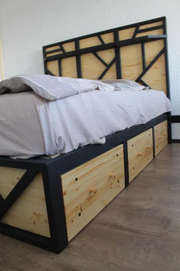 Кровать с выдвижными ящиками