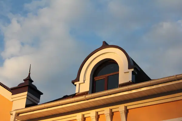 Декоративные тумы и колпаки, окрытие арок и парапетов, купол на Бизнес центр