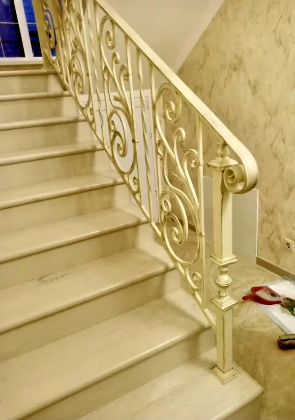 Кованые перила на лестнице