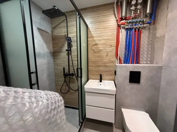 Метро Большевиков, Дом 1960 года постройки.