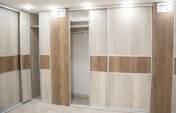 Гардеробная комната на цокольном этаже